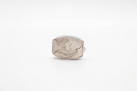 Caixa de comprimidos em prata guilhochada com gravados vegetalistas na tampa